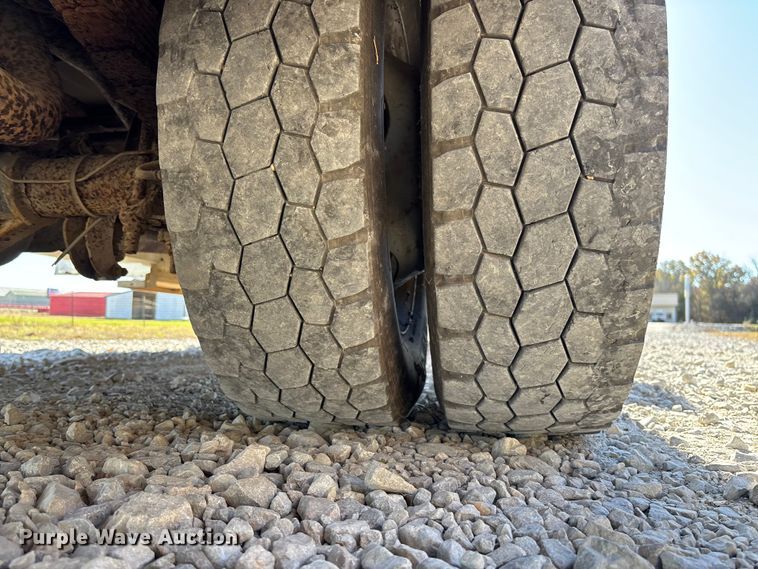 image for item EV3282 1999 Ford F450 Super Duty bucket truck