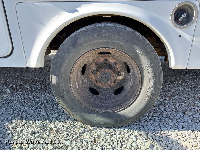 image for item EV3282 1999 Ford F450 Super Duty bucket truck