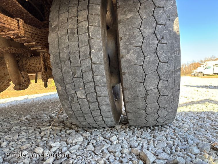 image for item EV3282 1999 Ford F450 Super Duty bucket truck