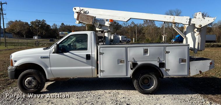 image for item EV3287 2006 Ford F350 Super Duty bucket truck