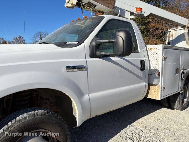image for item EV3287 2006 Ford F350 Super Duty bucket truck