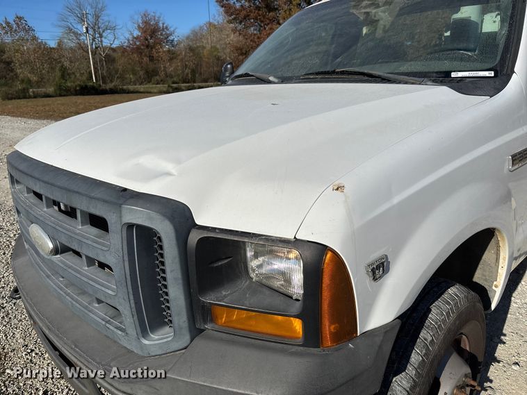 image for item EV3287 2006 Ford F350 Super Duty bucket truck