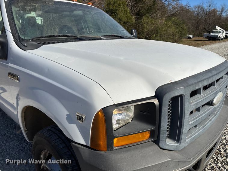 image for item EV3287 2006 Ford F350 Super Duty bucket truck