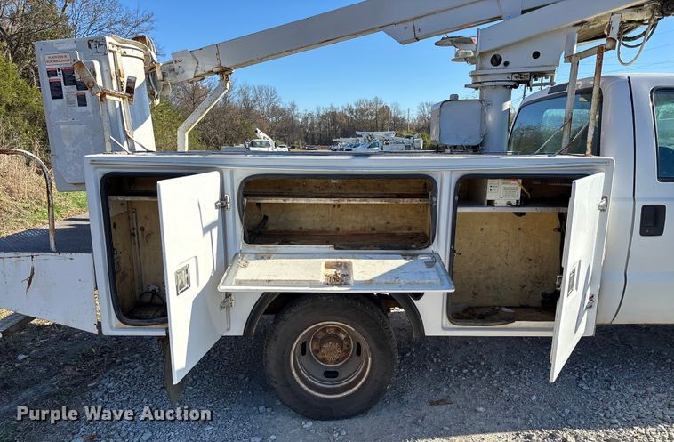 image for item EV3287 2006 Ford F350 Super Duty bucket truck