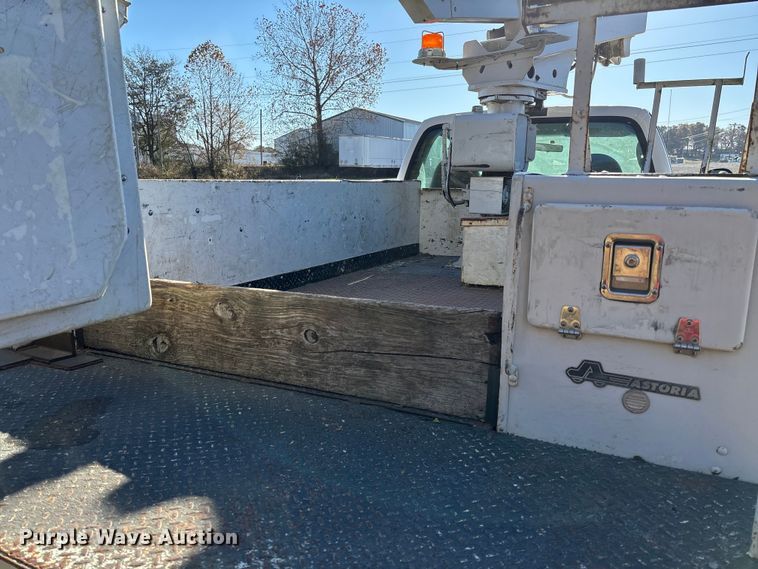 image for item EV3287 2006 Ford F350 Super Duty bucket truck