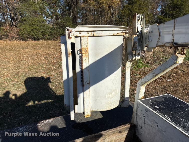 image for item EV3287 2006 Ford F350 Super Duty bucket truck