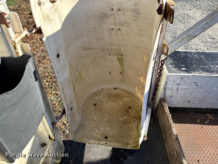 image for item EV3287 2006 Ford F350 Super Duty bucket truck