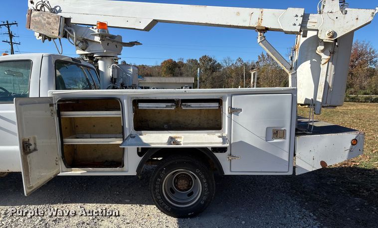 image for item EV3287 2006 Ford F350 Super Duty bucket truck