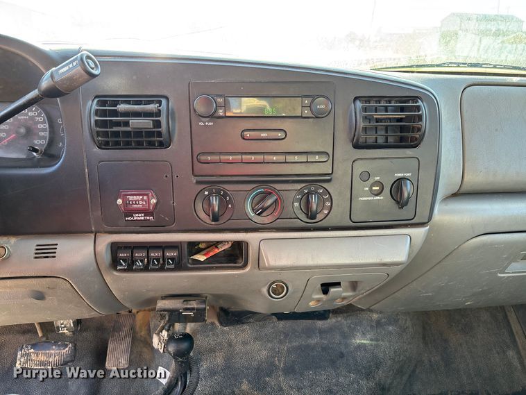 image for item EV3287 2006 Ford F350 Super Duty bucket truck