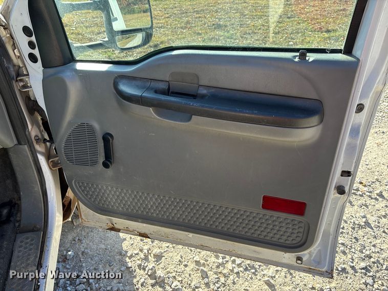 image for item EV3287 2006 Ford F350 Super Duty bucket truck