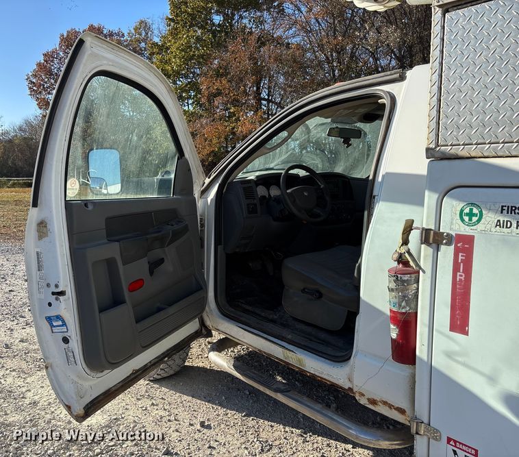 image for item EV3290 2009 Dodge Ram 5500 bucket truck