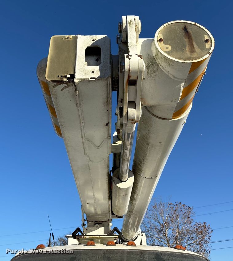 image for item EV3294 2009 Chevrolet C8500 bucket truck