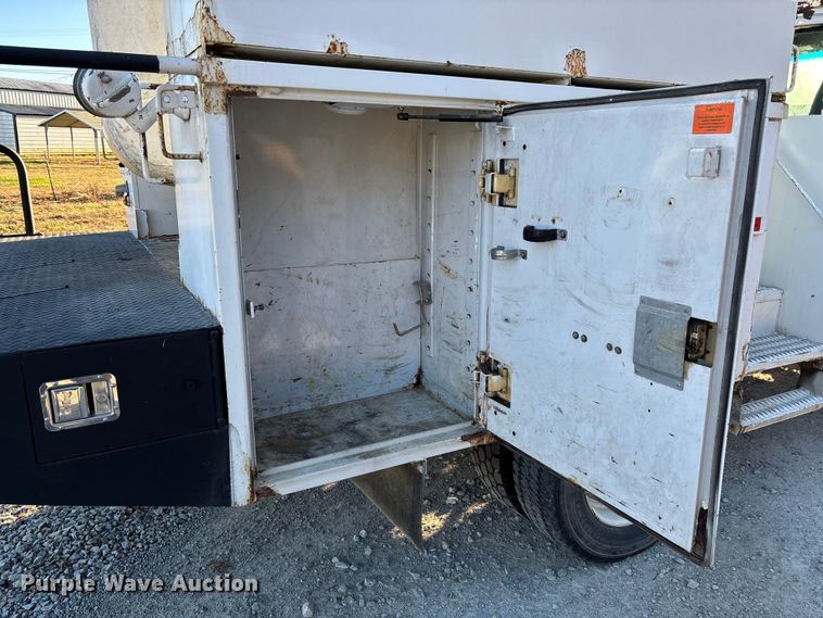 image for item EV3295 2008 Chevrolet C5500 bucket truck