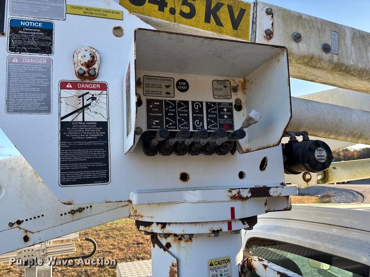 image for item EV3295 2008 Chevrolet C5500 bucket truck