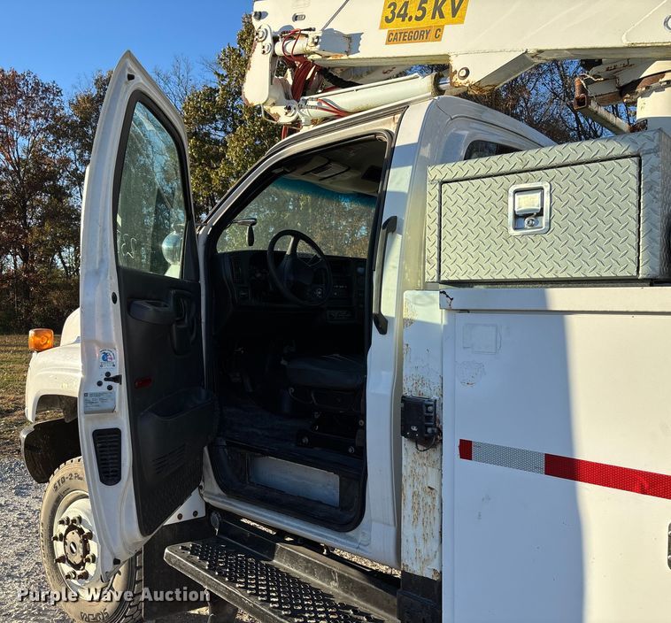 image for item EV3295 2008 Chevrolet C5500 bucket truck