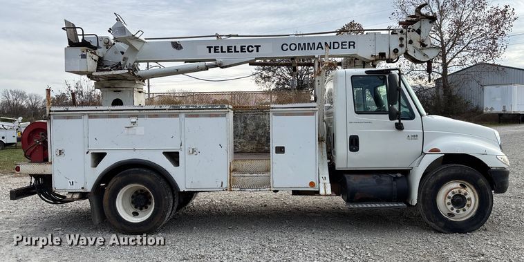 image for item EV3296 2003 International 4300 digger derrick truck