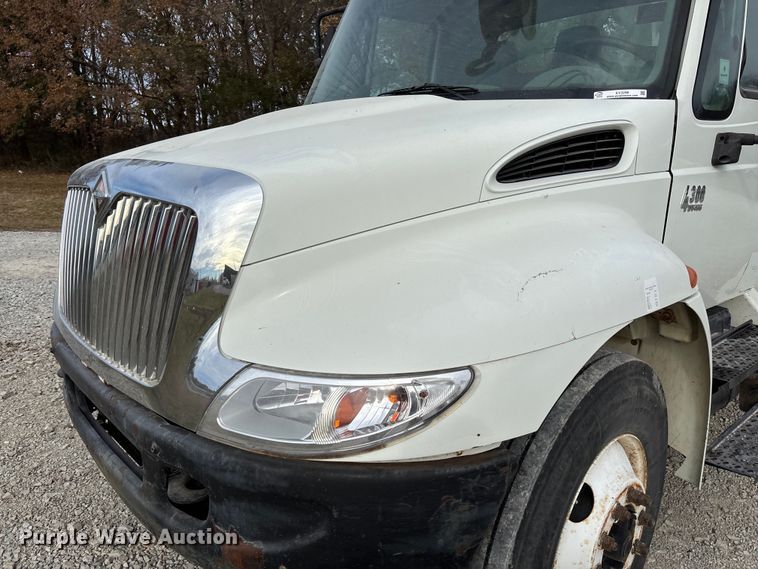 image for item EV3296 2003 International 4300 digger derrick truck