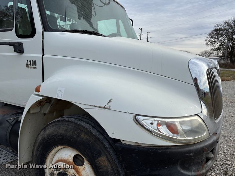 image for item EV3296 2003 International 4300 digger derrick truck