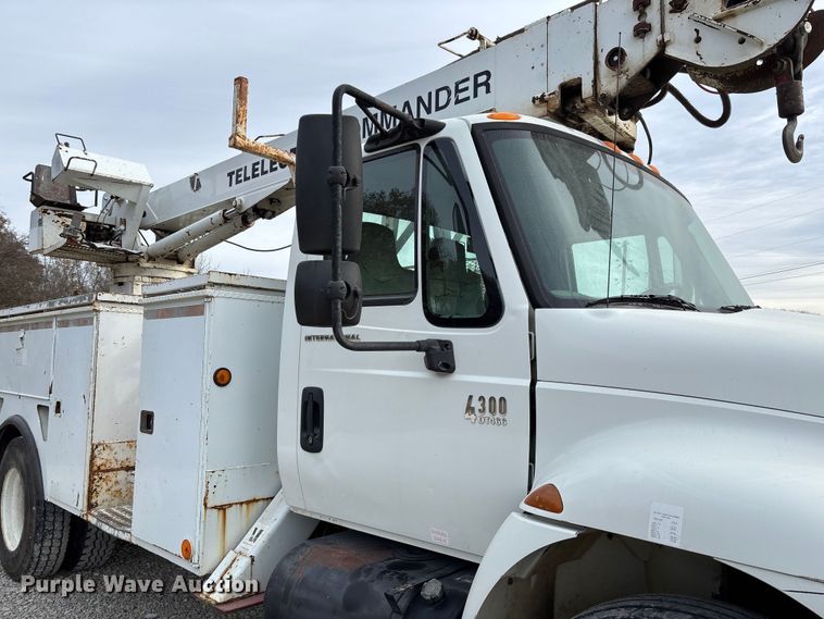 image for item EV3296 2003 International 4300 digger derrick truck