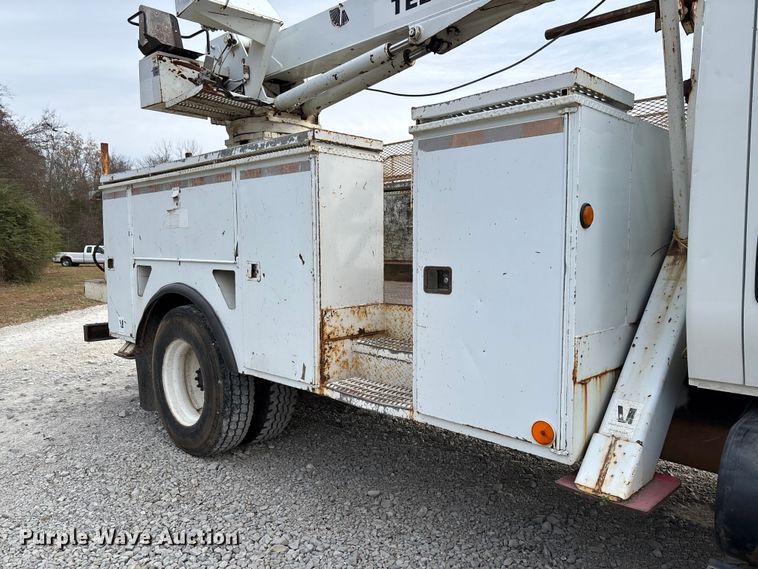 image for item EV3296 2003 International 4300 digger derrick truck