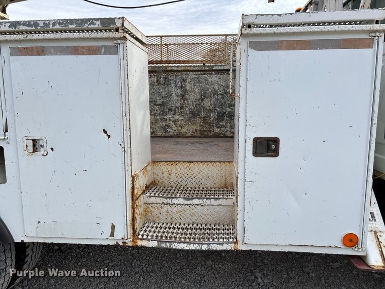 image for item EV3296 2003 International 4300 digger derrick truck