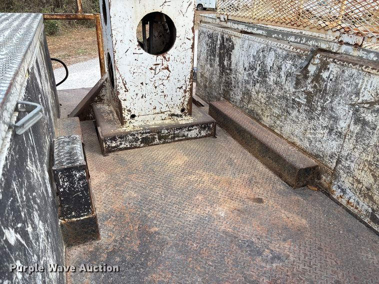 image for item EV3296 2003 International 4300 digger derrick truck