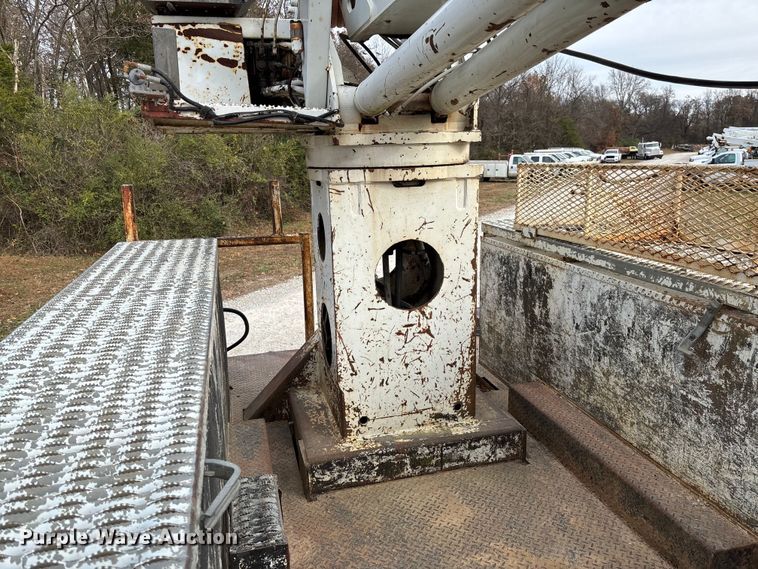 image for item EV3296 2003 International 4300 digger derrick truck