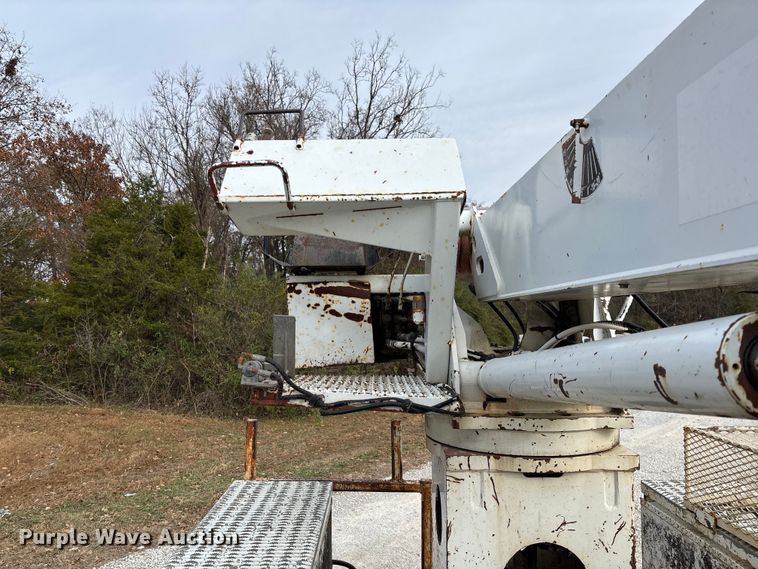 image for item EV3296 2003 International 4300 digger derrick truck