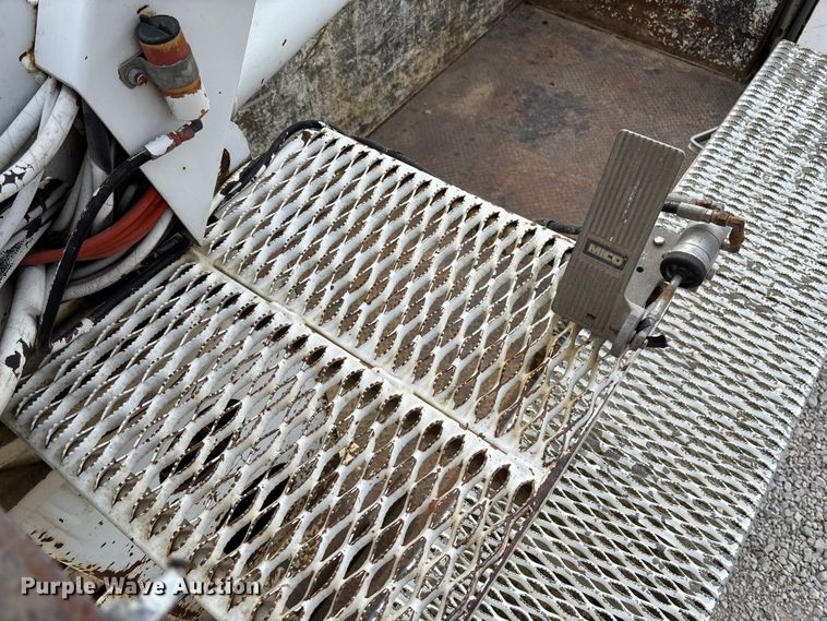 image for item EV3296 2003 International 4300 digger derrick truck