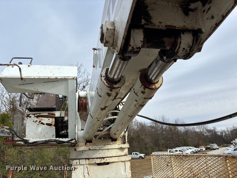 image for item EV3296 2003 International 4300 digger derrick truck