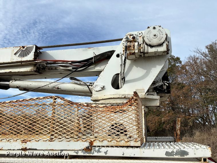 image for item EV3296 2003 International 4300 digger derrick truck