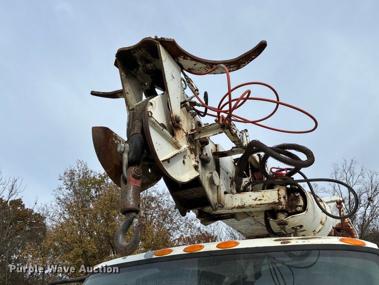image for item EV3296 2003 International 4300 digger derrick truck