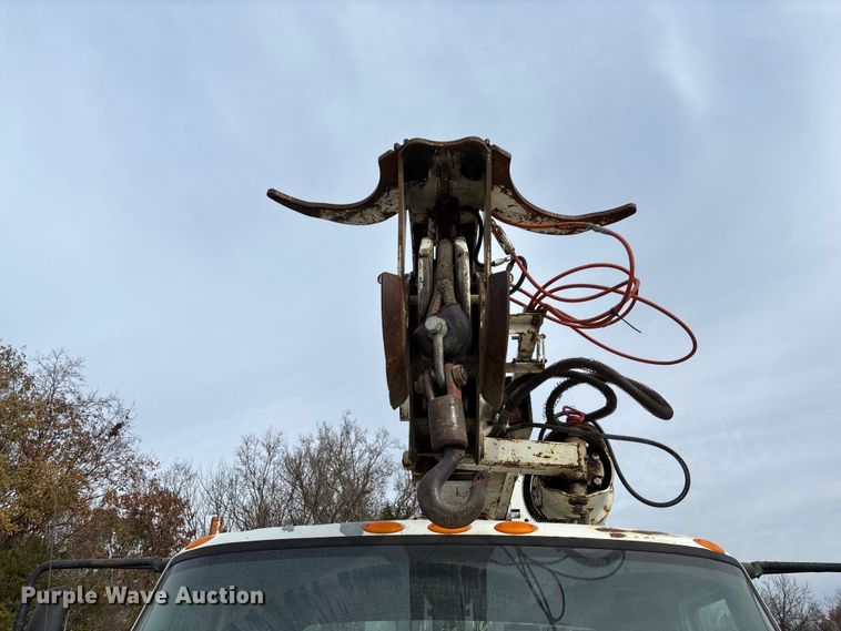 image for item EV3296 2003 International 4300 digger derrick truck