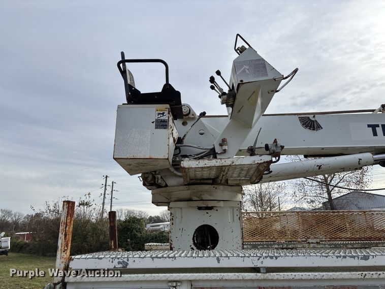 image for item EV3296 2003 International 4300 digger derrick truck