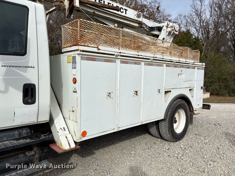 image for item EV3296 2003 International 4300 digger derrick truck