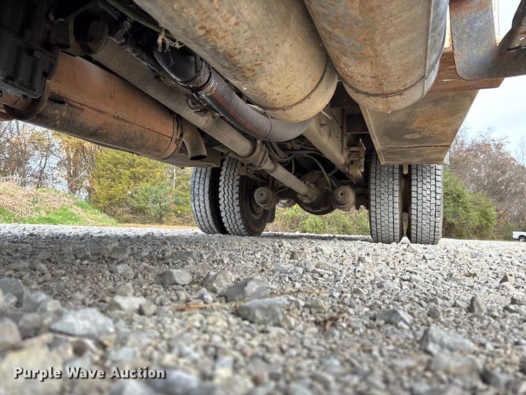 image for item EV3296 2003 International 4300 digger derrick truck