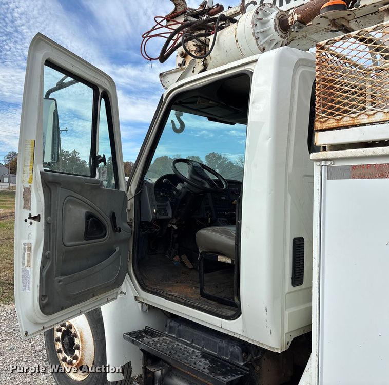 image for item EV3296 2003 International 4300 digger derrick truck