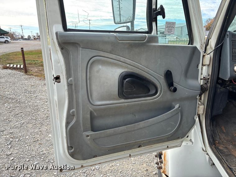 image for item EV3296 2003 International 4300 digger derrick truck