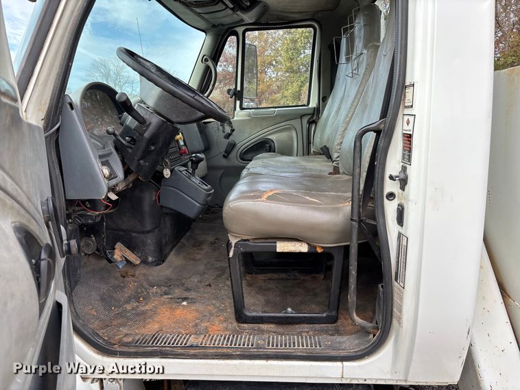 image for item EV3296 2003 International 4300 digger derrick truck