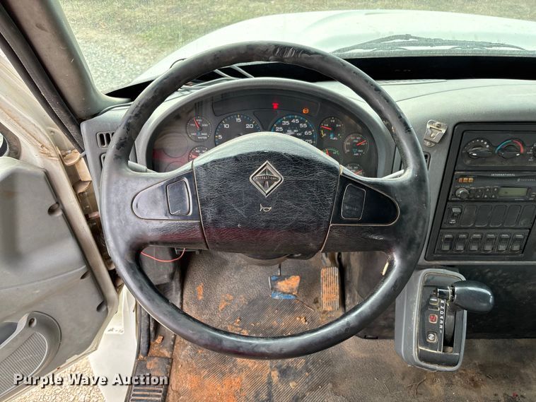 image for item EV3296 2003 International 4300 digger derrick truck