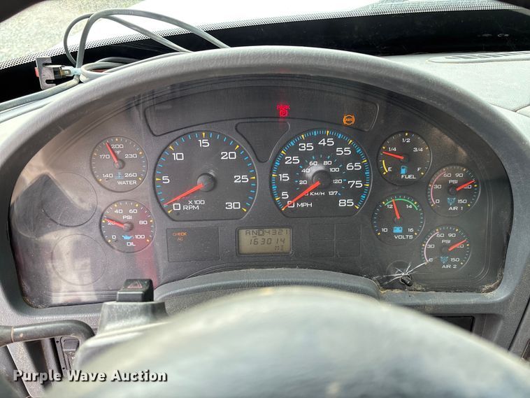 image for item EV3296 2003 International 4300 digger derrick truck