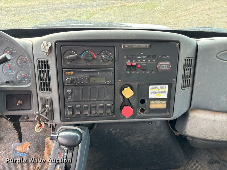 image for item EV3296 2003 International 4300 digger derrick truck