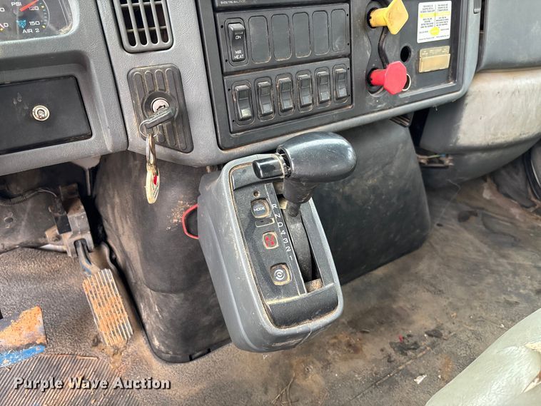 image for item EV3296 2003 International 4300 digger derrick truck