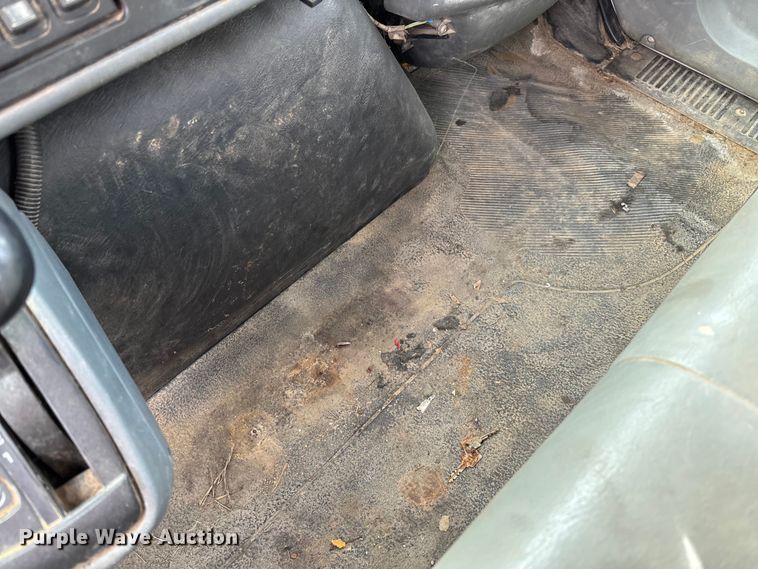 image for item EV3296 2003 International 4300 digger derrick truck