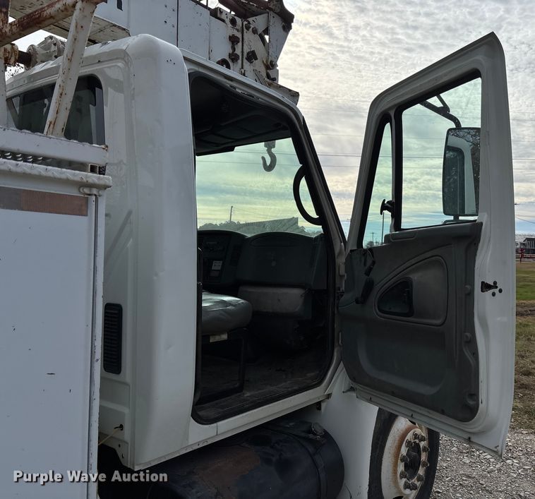 image for item EV3296 2003 International 4300 digger derrick truck