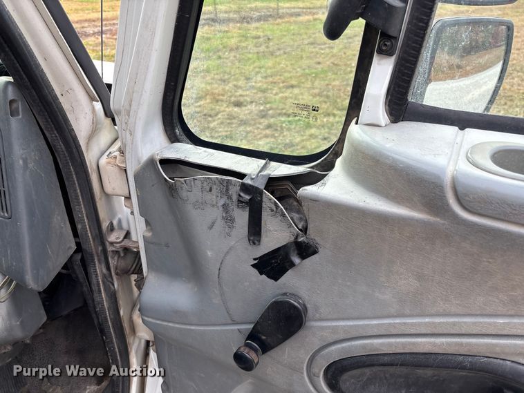 image for item EV3296 2003 International 4300 digger derrick truck