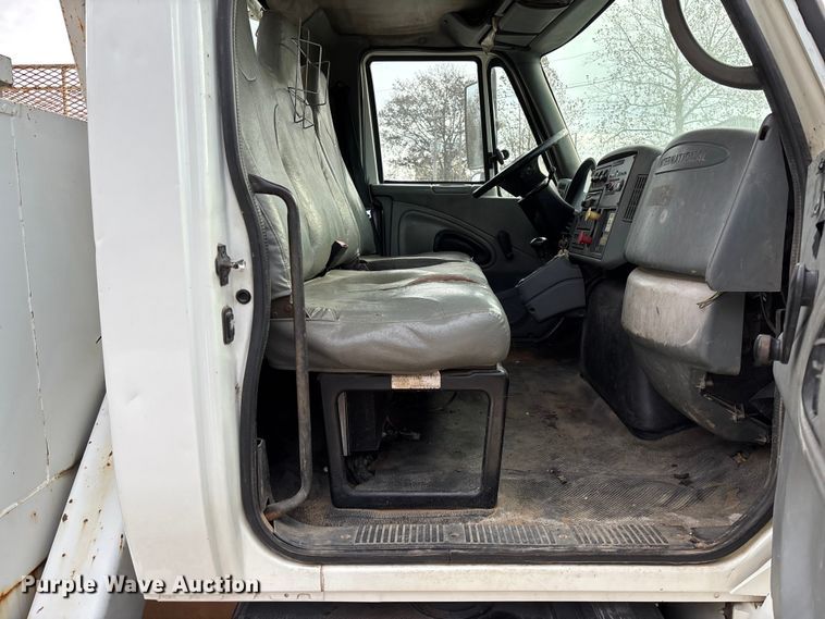 image for item EV3296 2003 International 4300 digger derrick truck