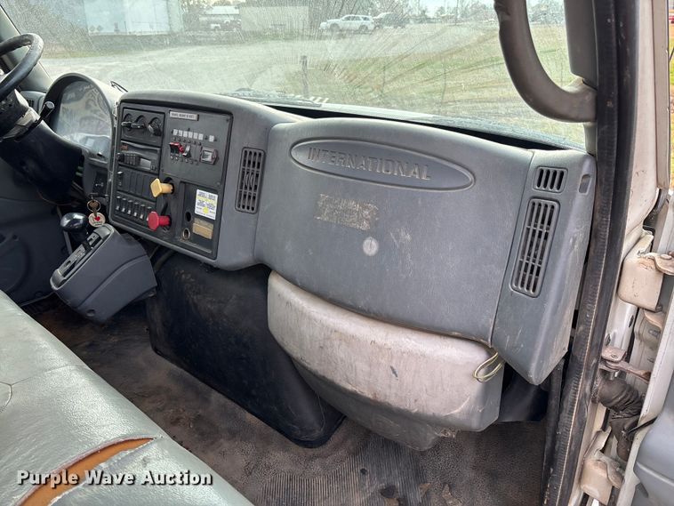 image for item EV3296 2003 International 4300 digger derrick truck