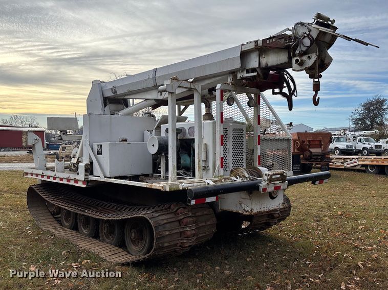 image for item EV3303 Track carrier with digger derrick