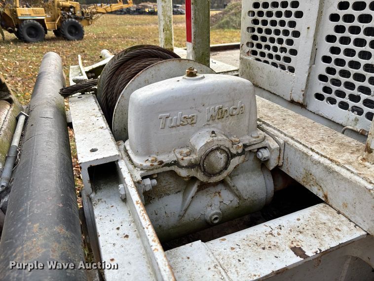 image for item EV3303 Track carrier with digger derrick